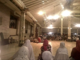 Suasana pengajian di serambi masjid Gedhe Kauman Yogya.dokpri