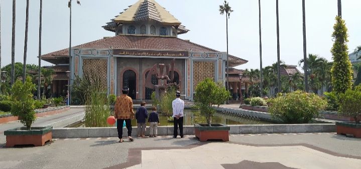 Mengunjungi Masjid Kampus UGM Yogyakarta sebelum pandemi. Sumber : dokumen pribadi