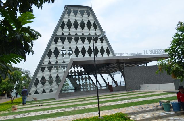 Masjid Pasujudan Ayodya Sekaran Semarang memiliki bentuk bangunan yang unik. Ramah lingkungan dengan konsep green. | Foto: dokpri.