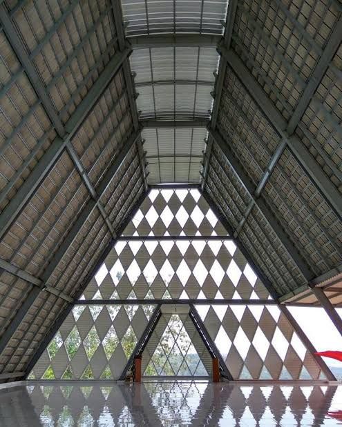 Menempati lahan dekat perbukitan. Sehingga ketika selesai salat bisa melihat pemandangan yang bagus sambil sejenak berdiam diri di masjid. | Foto: dokpri.