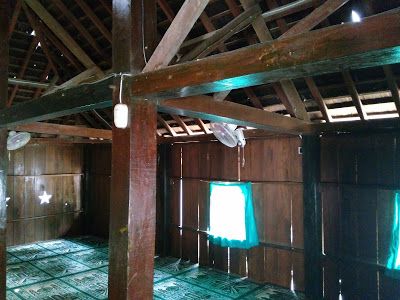 Tiang kayu jati di masjid Darussajidin (Dokumen Didno)