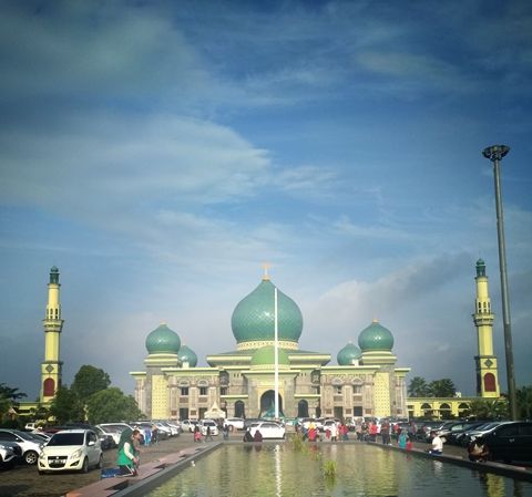 Gambar 2. Kolam besar depan Mesjid Agung An-Nur Riau yang sering di sebut sebagai Taj Mahalnya provinsi Riau_@Warkasa1919
