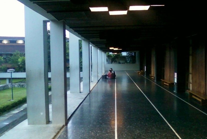 Suasana koridor Masjid Salman ITB di pagi hari (Salman ITB).