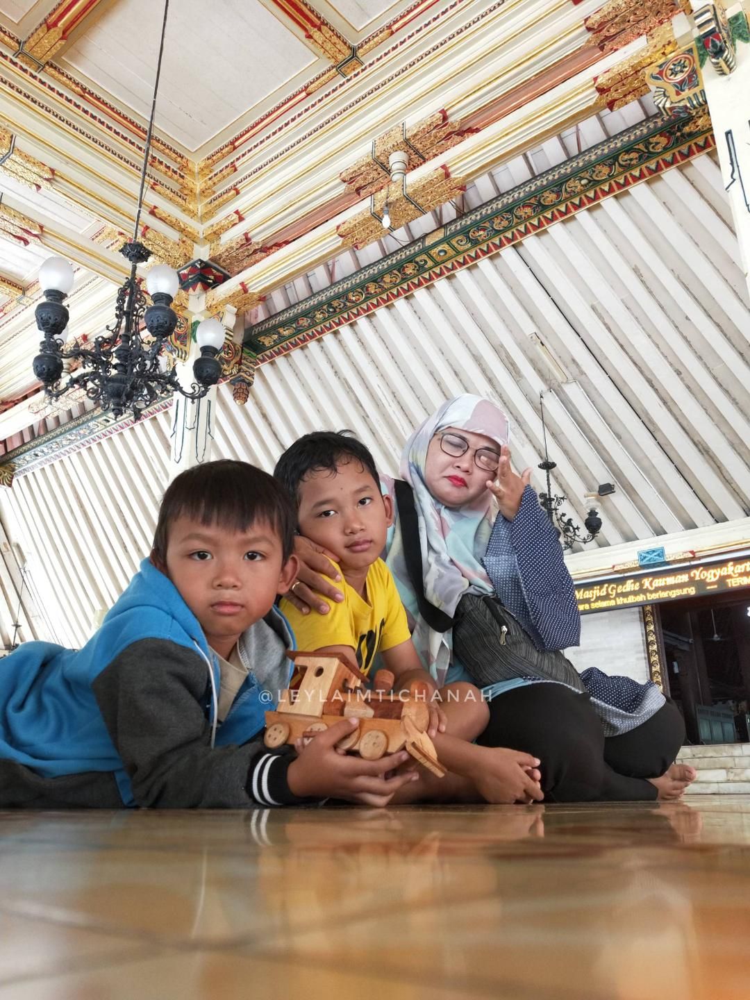 Berteduh sejenak di Masjid Gedhe Kauman. Foto: dok. pribadi