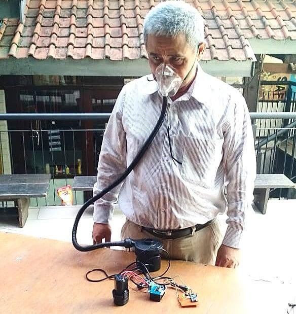 Dr. Syarif Hidayat, atau lebih akrab disapa Mas Syarif, dengan Vent-I di Masjid Salman ITB. (STEI ITB).