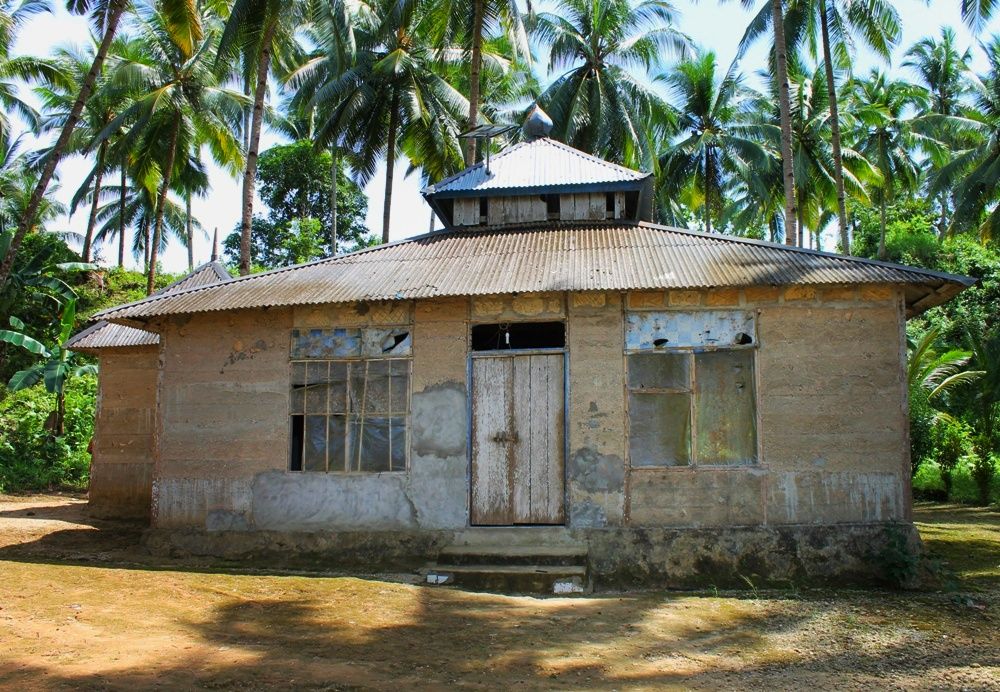 Masjid desa ini berada di pesisir pantai dikelilingi oleh pohon-pohon kelapa (foto: widikurniawan)