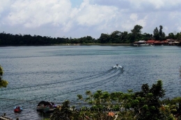 Speed Boat melintas cepat, membelah muka air. | Dok. pribadi