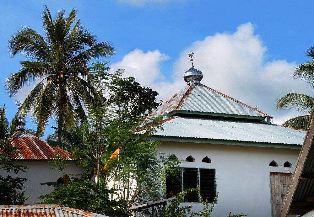 Tak ada ornamen hias pun tak mengurangi peran dan makna sebuah masjid (foto: widikurniawan)