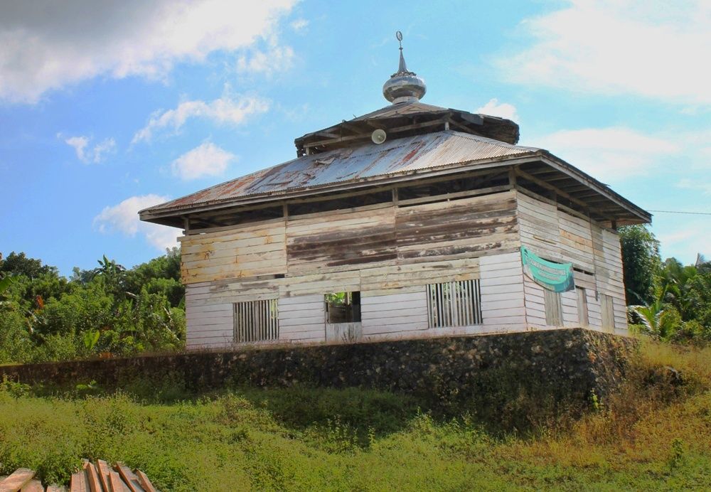 Salah satu masjid desa di Pulau Wawonii, Sulawesi Tenggara. Dinding bangunannya terbuat dari kayu (foto: widikurniawan)