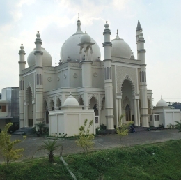 Bentuk masjid menyerupai kubus (dokpri)