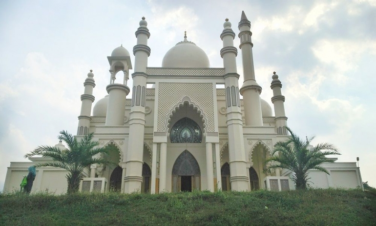 Unik dan mirip dengan Taj Mahal, masjid Salman al Farisi bisa jadi alternatif wisata religi (dokpri)