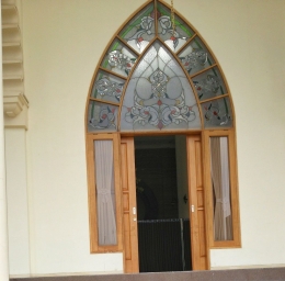 Ornamen kaca patri di Masjid Salman al Farisi (dokpri)