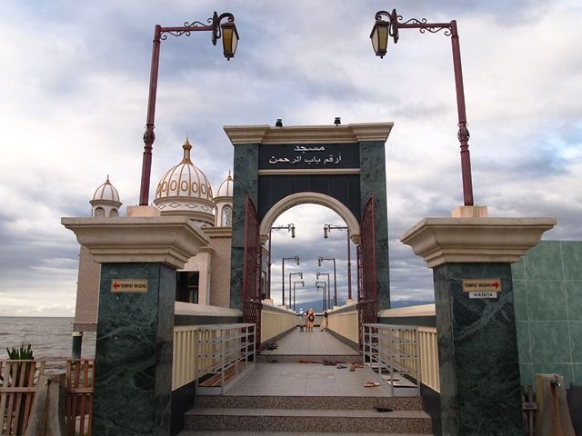 Jembatan Pintu Masuk ke Masjid (Sumber: dokpri)