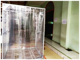 Ruang disinfektan di dekat pintu masuk masjid -dokpri