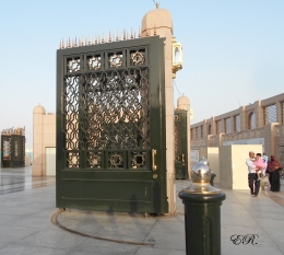 Pintu-pintu gerbang mengelilingi masjid dengan gagahnya. | Dok.Pri