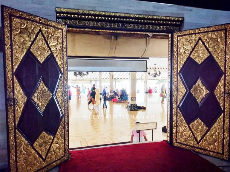 Pintu Masjid Gedhe Kauman yang mewah. Foto: dok. pribadi