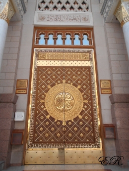 Pintu instagramable. Ada setidaknya 85 pintu Masjid Nabawi, yang tidak seluruhnya dibuka. | Dok.Pri