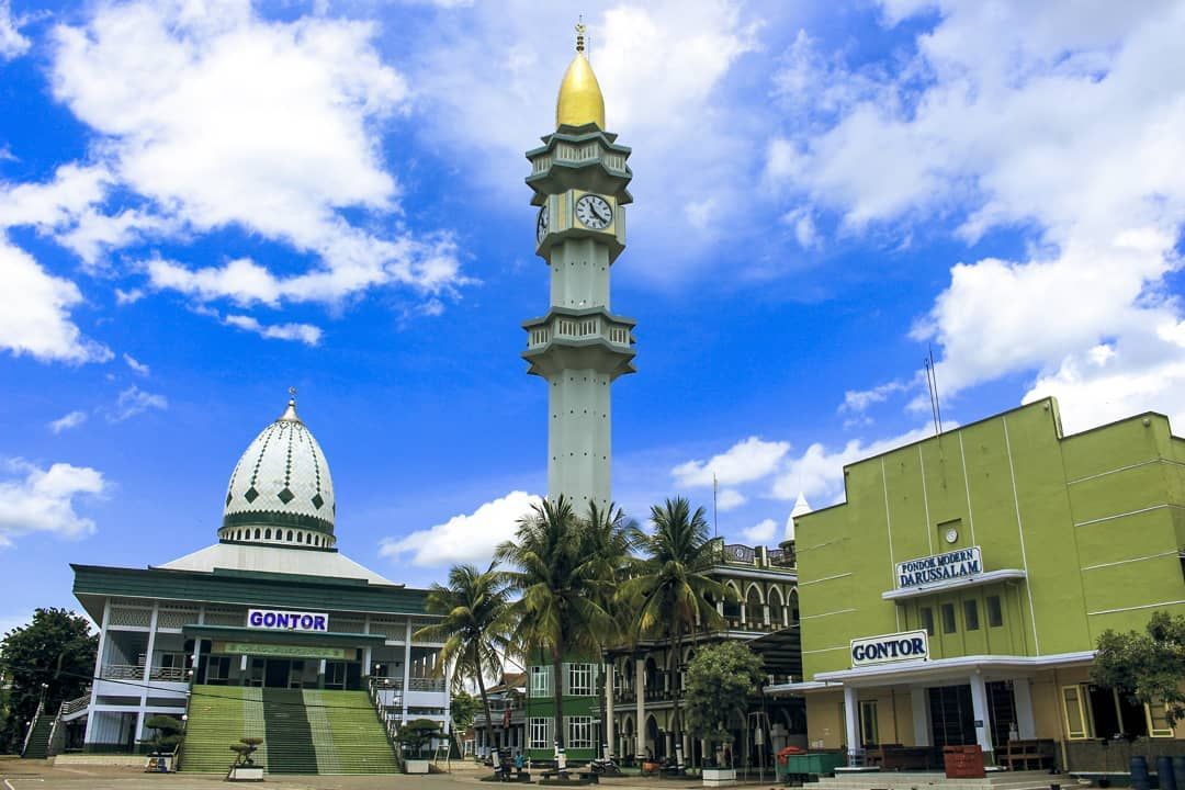 Masjid Jami' Pondok Modoern Darussalam Gontor dengan Kubah dan Menara Baru