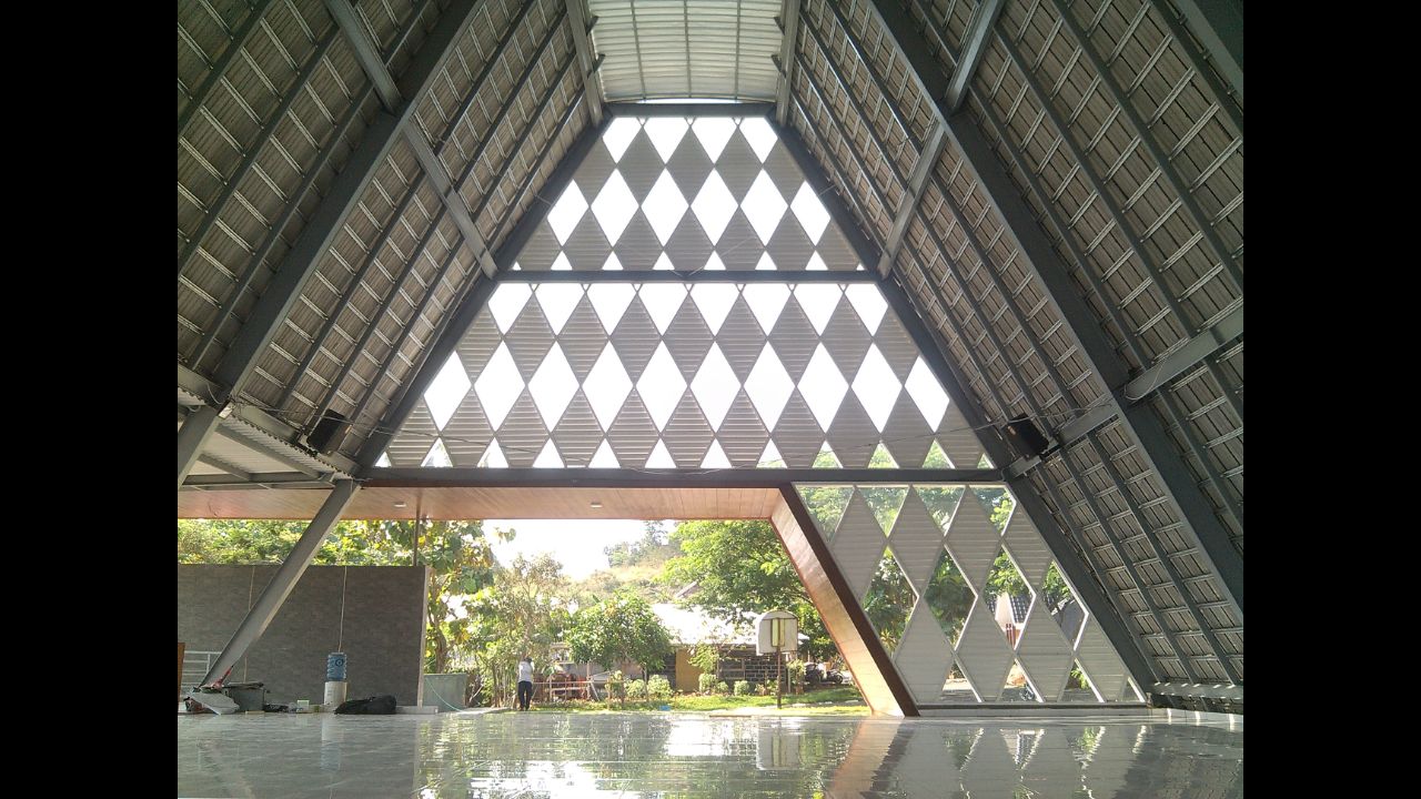 Bentuk bangunan yang memiliki atap yang tinggi serta tidak berpintu, luas, menjadikan masjid ini adem meski saat cuaca sedang panas. Angin semilir datang dari sisi kanan dan belakang. | Foto: dokpri.