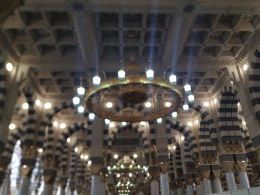 Masjid Nabawi memiliki banyak tiang yang kokoh dengan desain hampir seluruhnya sama, dengan pola-pola yang berulang-ulang | Dok.Pri
