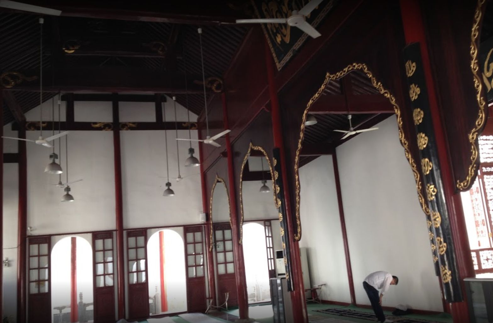 Arsitektur di dalam bangunan utama Masjid, tempat sholat jamaah lelaki. (Dok. Shabeer Aboobacker)