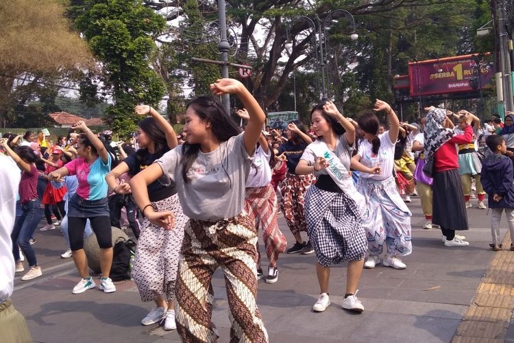ILUSTRASI - Para penari memberikan contoh gerakan yang akan dimainkan secara serentak di 7 kota pada 17 November 2019 dalam gelaran Indonesia Menari 2019. (KOMPAS.com/RENI SUSANTI)