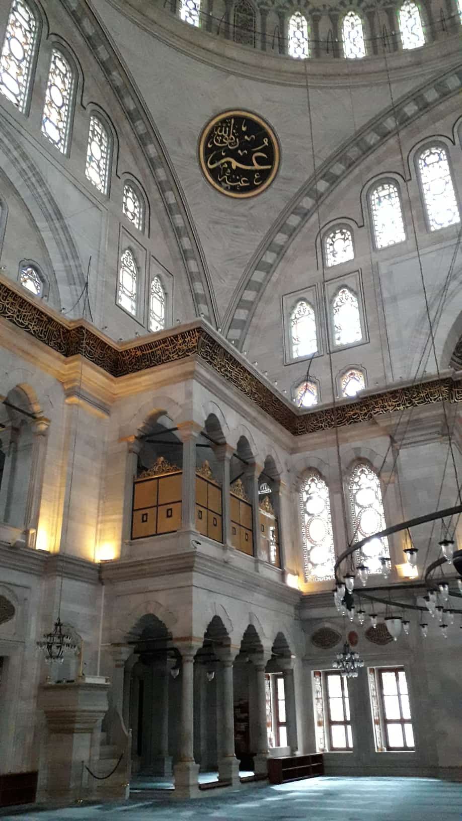 Interior Masjid Yang Sarat Dengan Gaya Baroque Ottoman (Dokumen Pribadi Rasawulan Sari Widuri)