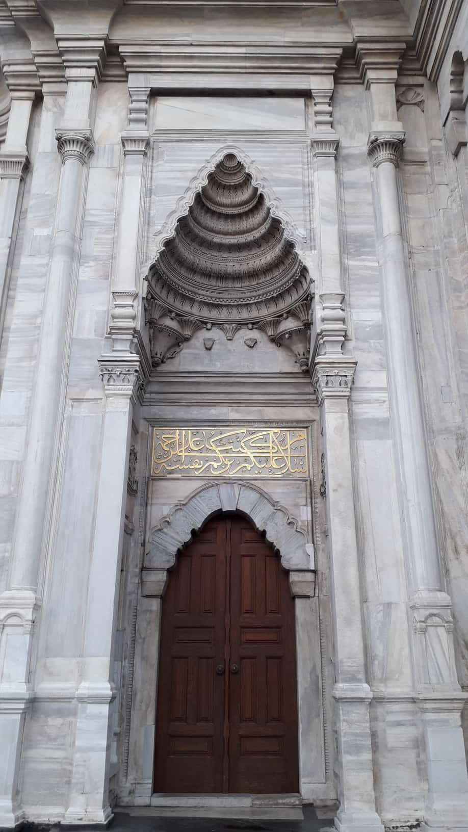 Pintu Masuk Masjid Dengan Tulisan Kaligrafi 'Assalamualaikum'  (Dokumen Pribadi Rasawulan Sari Widuri)