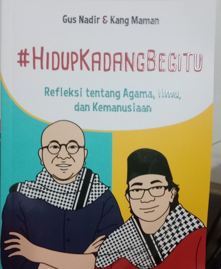 Tampak depan Buku Hidup Kadang Begitu, yang ditulis oleh Kang Maman dan Gus Nadir. (Foto: Dokumentasi Pribadi)