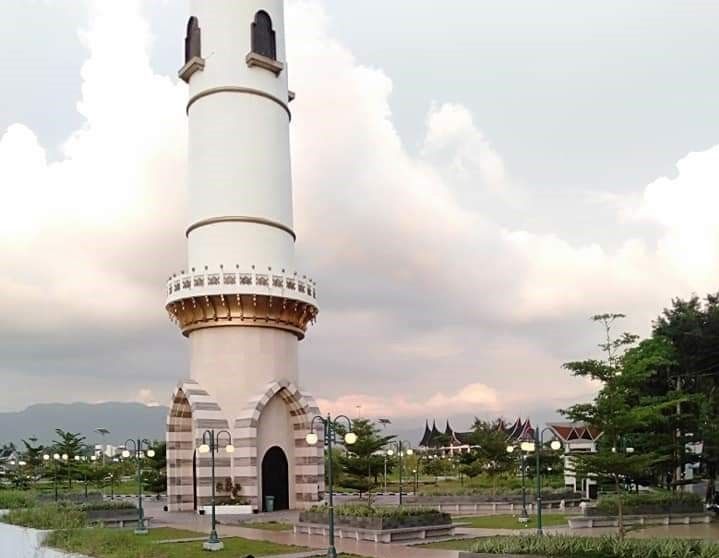 Salah satu menara masjid dan taman tempat para wisatawan biasanya menikmati pemandanagan masjid|Foto:Dok.Pribadi