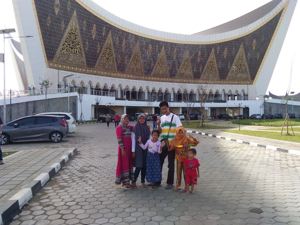 Pengunjung berfoto di Masjid Raya Sumbar |Foto: Dok.Pribadi