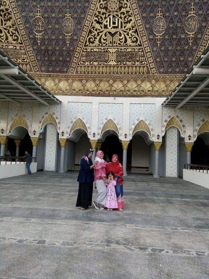 Pengunjung Pengabadikan momen kebersamaan di lokasi masjid | Foto: Dok. Pribadi