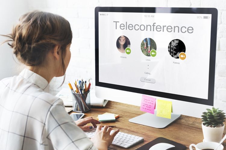 Telekonferensi semakin lazim digunakan untuk berkomunikasi dan bersilaturahmi selama bekerja dari rumah (ilustrasi: shutterstock).