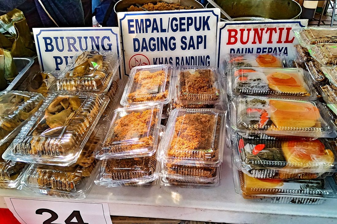 Beragam jenis makanan yang dijual menjelang berbuka puasa di bulan Ramadan |Foto: widikurniawan