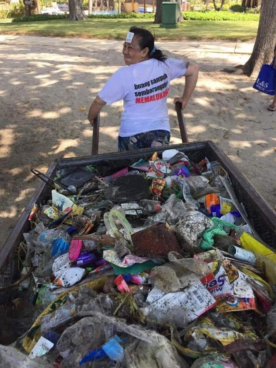 Ilustrasi sampah dan gerobak. Sumber: Dok GiF | FB ERNI NTB