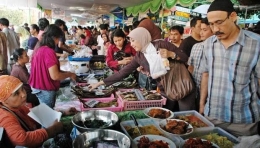 Suasana di sebuah pasar yang menyajikan makanan berbuka | Tempo.co