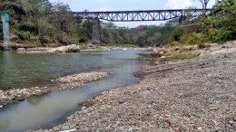 Sebuah jembatan bekas perlintasan kereta membentang di atas Sungai Progo. Dokumen pribadi.