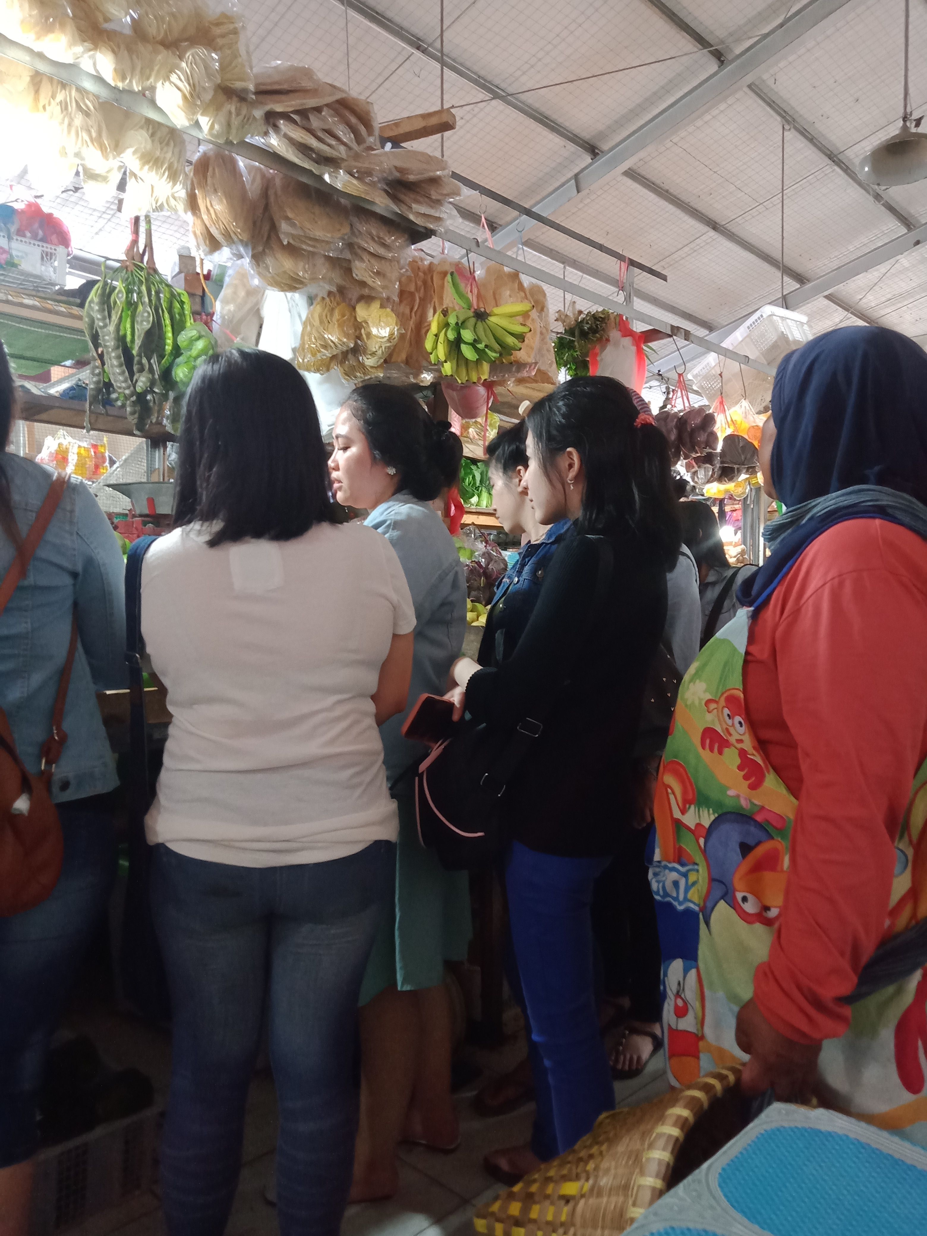 Borong buah di pasar tradisional dok pribadi