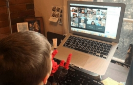 Ilustrasi : Seorang anak sedang mengikuti Zoom Meeting (Sumber : twiniversity.com)