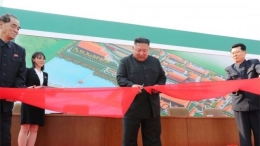 Tampak Kim Jong Un meresmikan sebuah pabrik di Korut pada Jumat 1 Mei, Sumber: Reuters