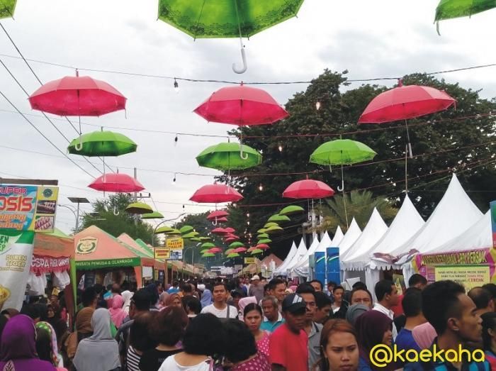 Keramaian Pasar Wadai Banjar | @kaekaha