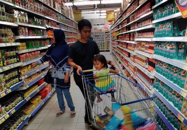 Gambar 1. Agar tak kalap saat belanja bulanan di Supermarket, masukan barang belanjaan ke keranjang sesuai dengan catatan yang kita bawa dari rumah sebelum berangkat ke Supermarket _Warkasa1919