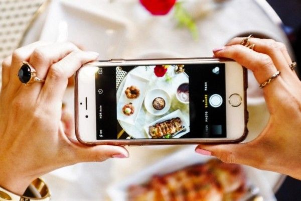 Pamer di medsos juga bisa mengundang orang jadi lapar mata. Atau, malah pemostingnya yang keduluan kalap. Foto dari lady.obozrevatel.com via idntimes