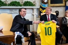 Presiden Brasil, Jair Bolsonaro yang bertemu Presiden AS, Donald Trump pada suatu kesempatan. Sumber foto: America Quarterly.com