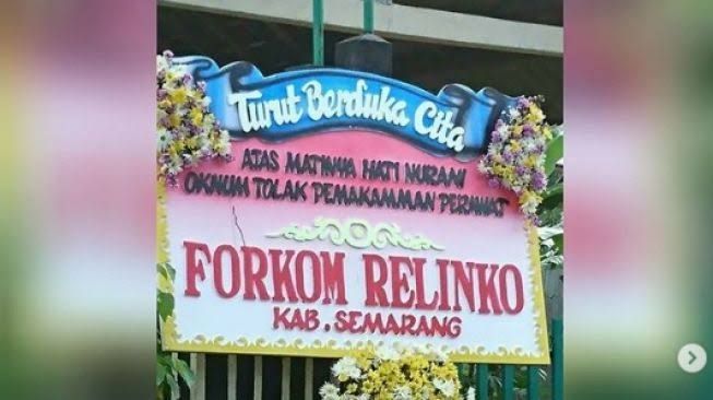 Kiriman rangkaian bunga di TPU Swakul Ungaran Semarang atas matinya rasa kemanusiaan. (Foto. Antaranews.com)