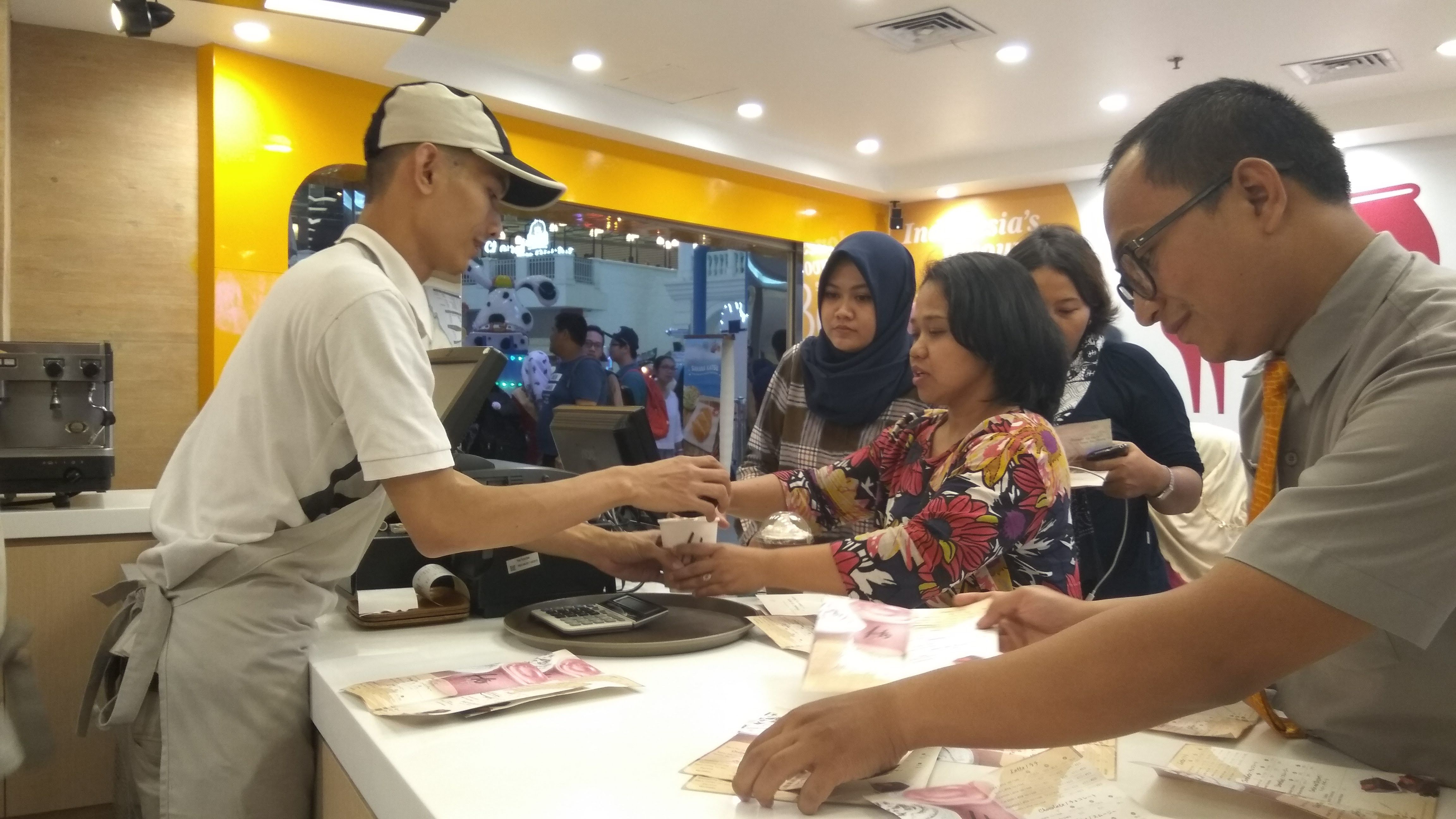 Saat berpuasa, terkadang ingin membeli ini dan itu, tetapi belum tentu semuanya bisa dihabiskan begitu berbuka. Hanya kalap membeli makanan (dok.windhu)