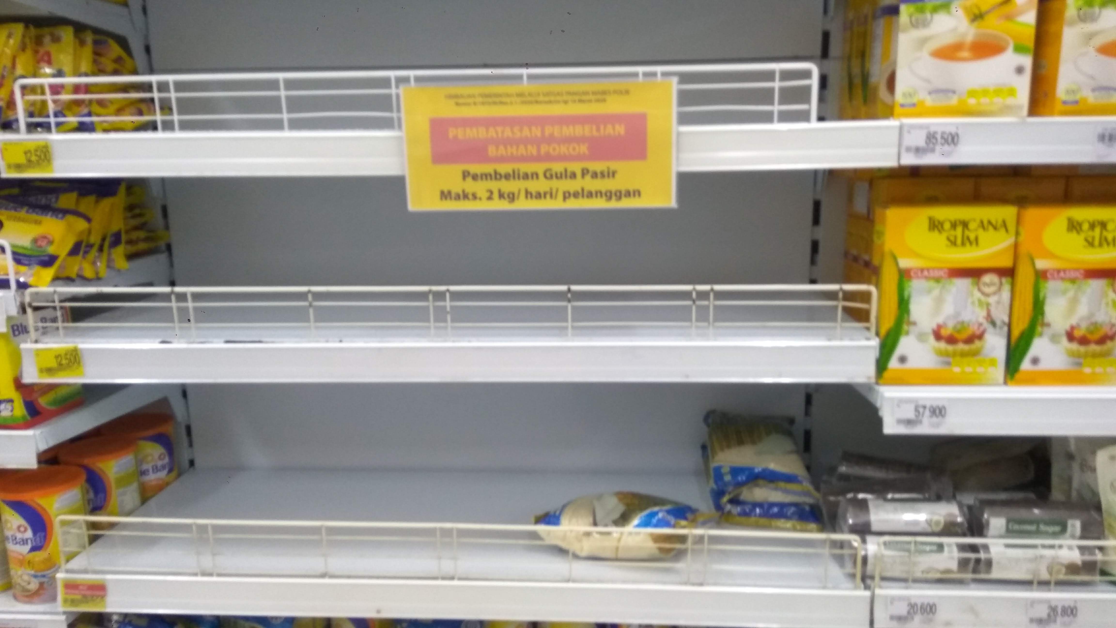 Begini kondisi rak bahan salah satu bahan pokok yang cepat dan seringkali habis karena harganya lebih murah dari eceran pasar (dok.windhu)