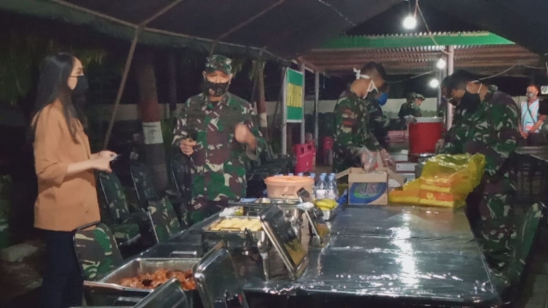 dok. Imansyah rukka | Pangdam XIV/ Hsn Mayjen TNI Andi sumangerukka meninjau kesiapan dapur umum di Koramil 1408-11/Bky, Sabtu (02/05/2020).
