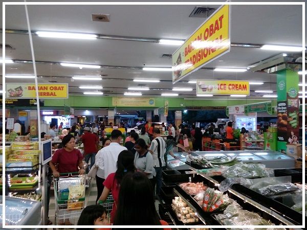 Keramaian para pengunjung di salah satu supermarket di kota Denpasar (Sumber: dokumen pribadi)