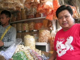 Pedagang makanan ringan khas Bandung berani menyetok barang dalam jumlah banyak. (foto: dok. pribadi)